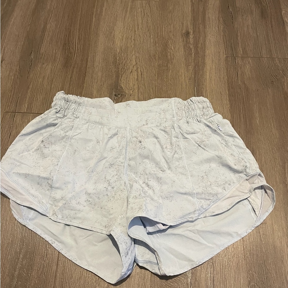 Lululemon hotty hots, 2.5” high rise blue splatter rare shorts, size 8